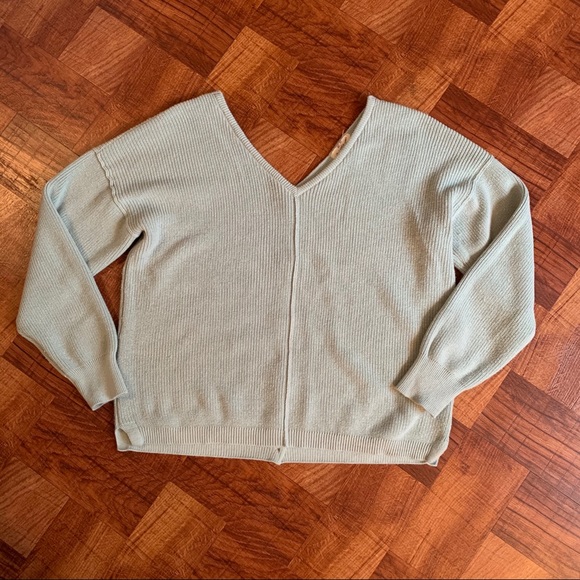 Hippie Rose Sweaters - 🔥Knit sweater w button down back SZ S🔥
